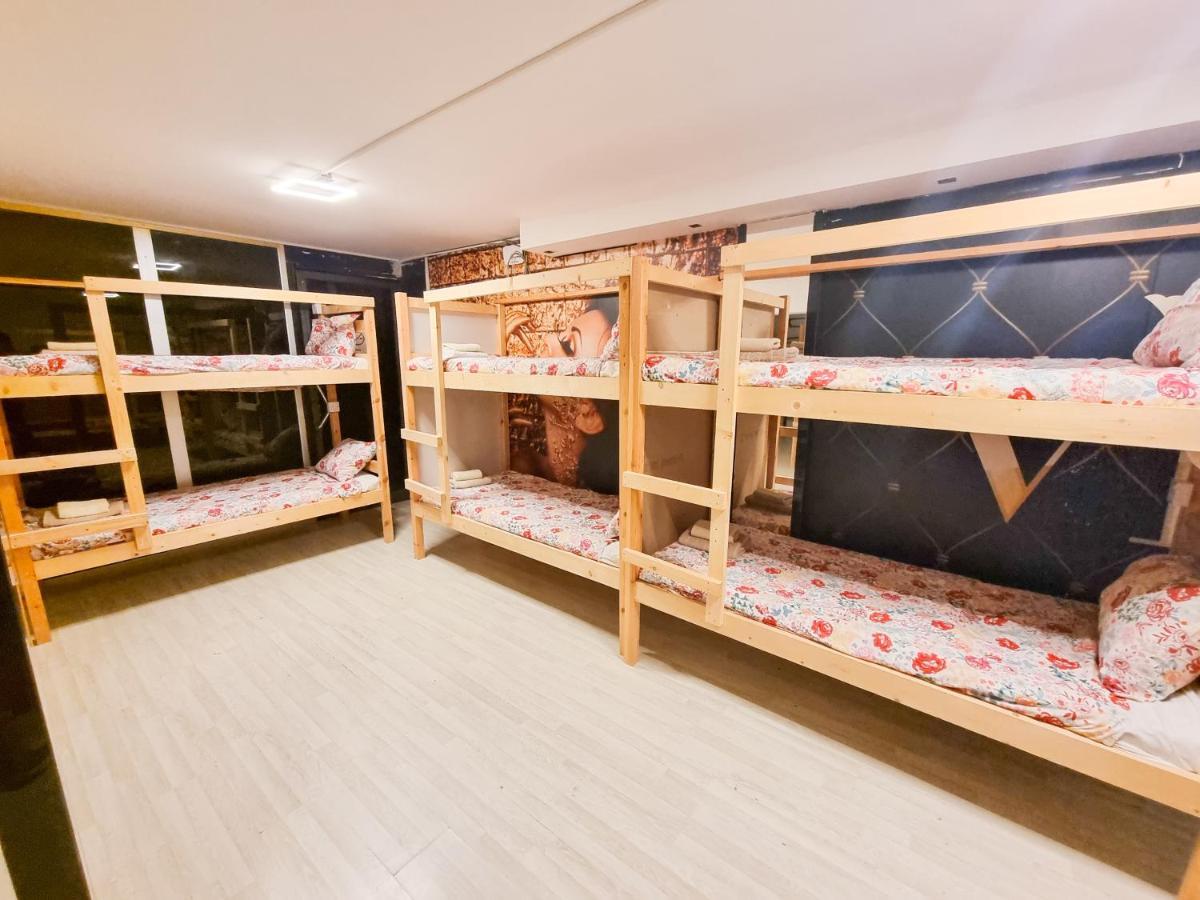 Unique City Hostel 100 Meters From Beach Larnaca Bagian luar foto
