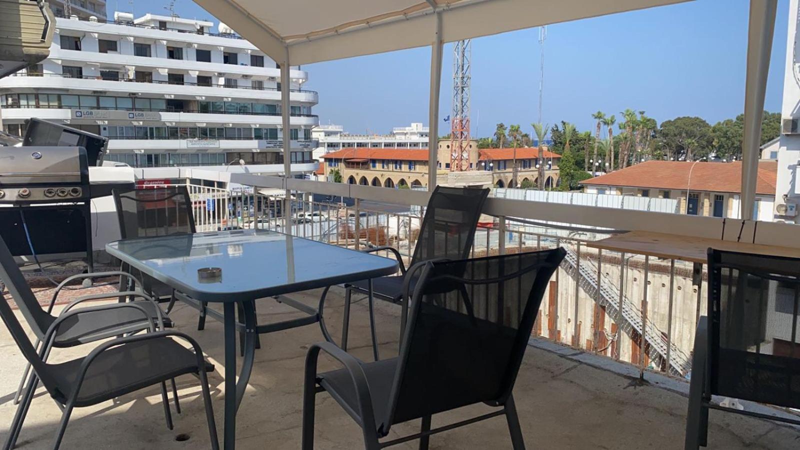 Unique City Hostel 100 Meters From Beach Larnaca Bagian luar foto