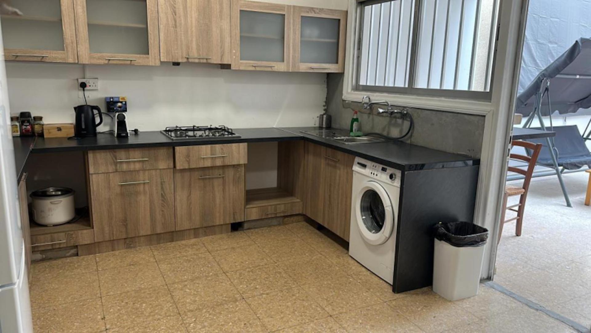 Unique City Hostel 100 Meters From Beach Larnaca Bagian luar foto